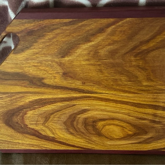 Handcrafted Wooden Cutting Board with Handle - Picture 3 of 4